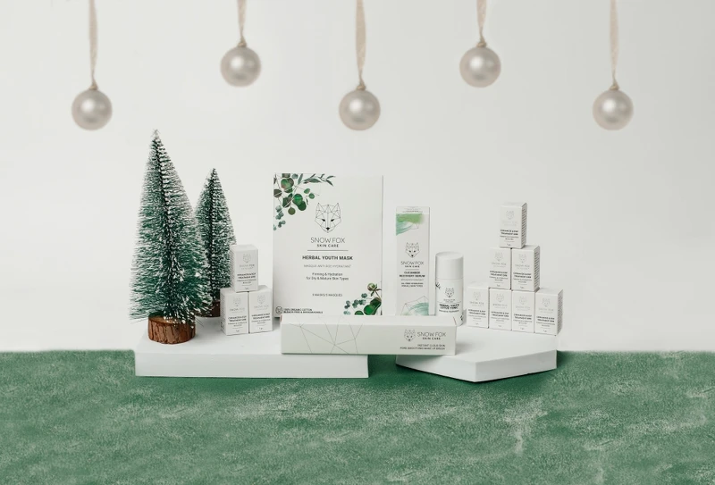 Snow Fox妝前保養高光潤澤組(EGF 賦活精華球10入＋小黃瓜修復精華30ml+草本活萃緊緻面膜組＋(新品)無暇雲朵底妝刷)，原價NT5,500、聖誕七折價NT3,850