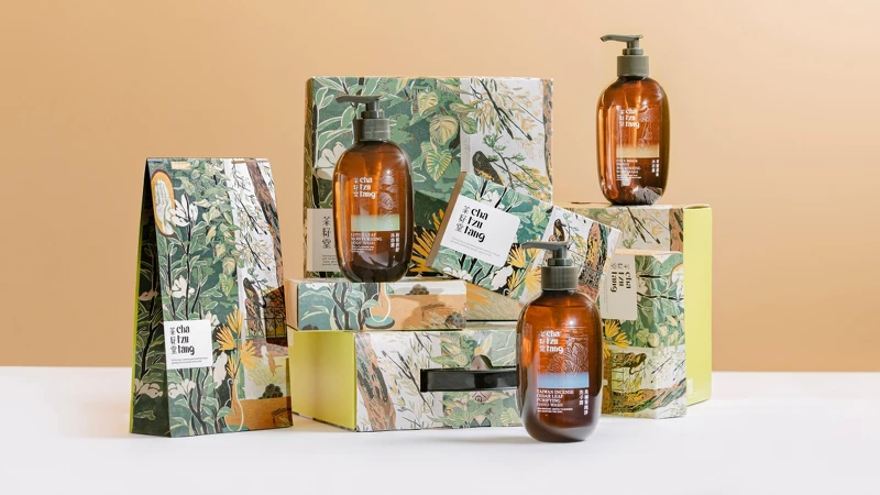 茶籽堂再次與藝術家沐冉合作創作代表2023年全新祝福的年度版畫「春神覓」。