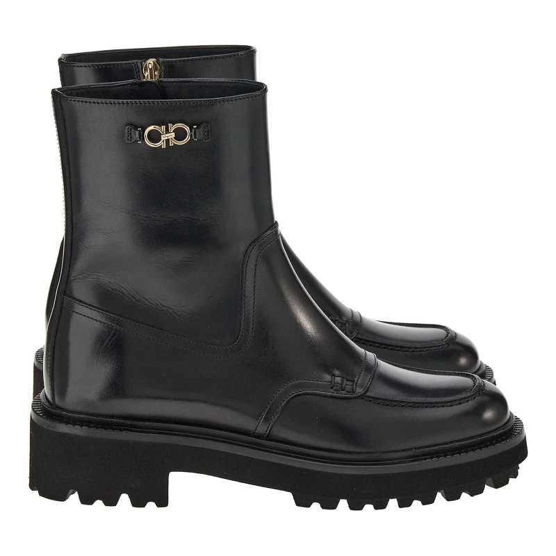 FERRAGAMO 黑色拉鍊短靴，NT47,900。
