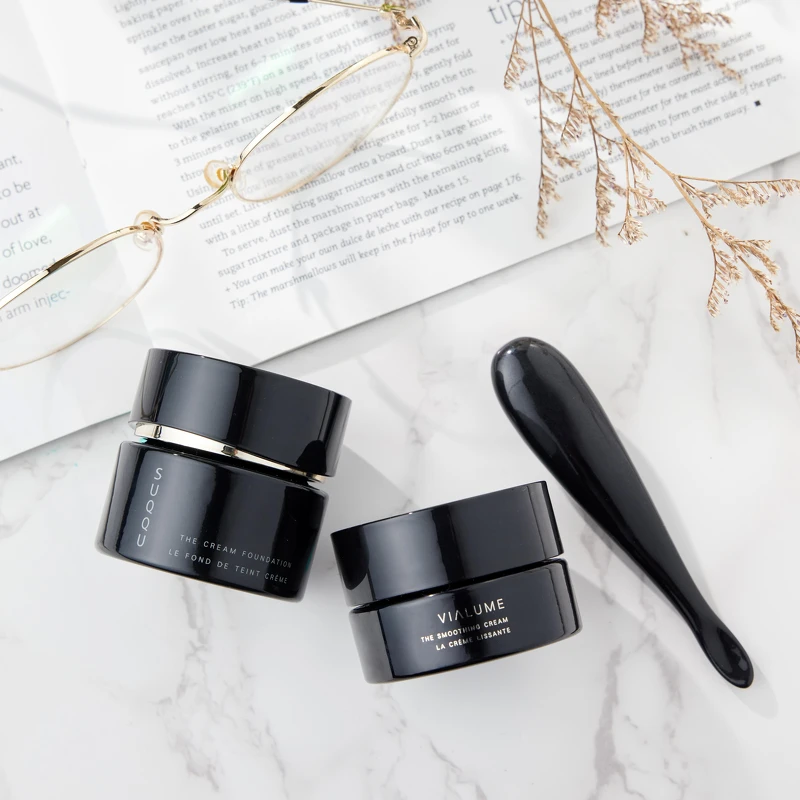 (右)絕緻晶艷潤采精華霜 15g／附睛摩棒 NT$6,900