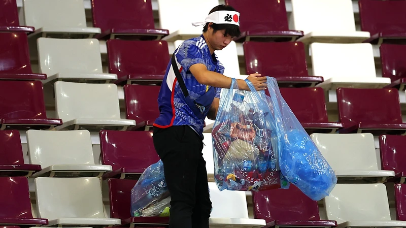 日本球迷主動在賽後撿垃圾 日本球迷主動在賽後撿垃圾