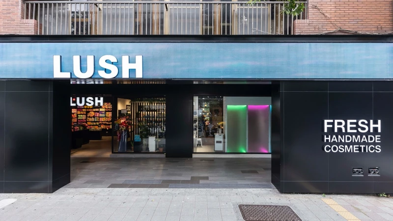 Lush台北忠孝店店門口。