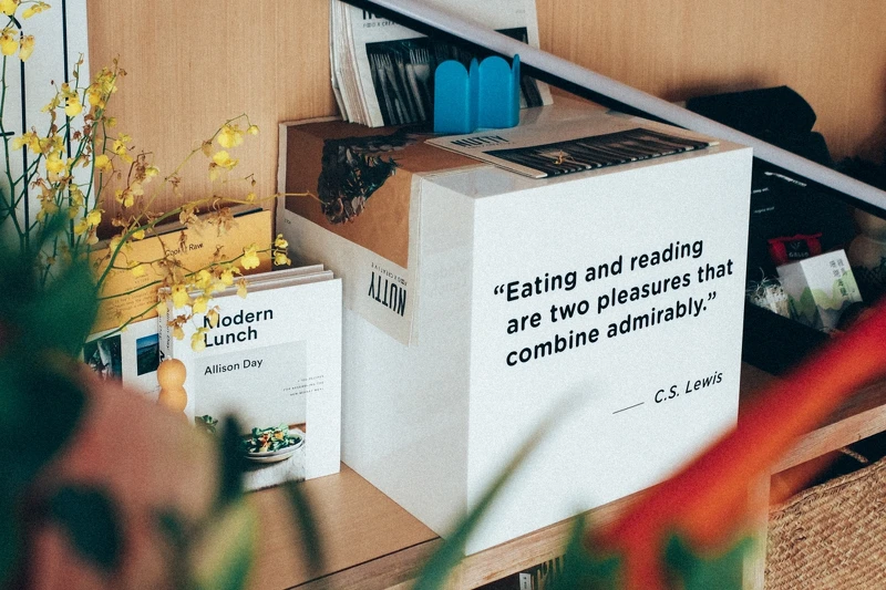 空間有各種書籍穿插與產品、層架之中。 空間有各種書籍穿插與產品、層架之中。