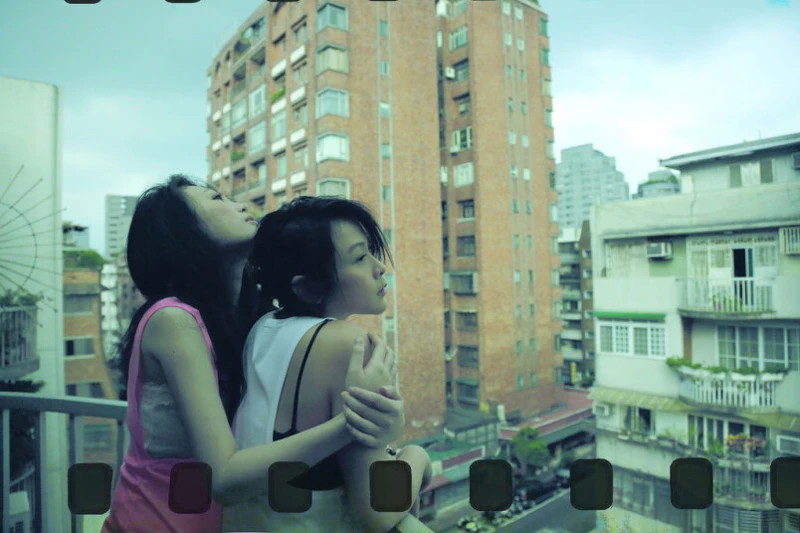 紙上電影《就在這裏》劇照，劉若英與魏如萱。