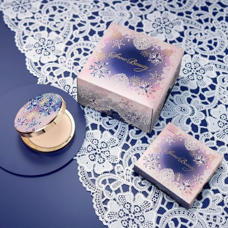 MAQuillAGE心機彩粧雪花香氛魔法盒2022布魯塞爾限定版情境圖。 MAQuillAGE心機彩粧雪花香氛魔法盒2022布魯塞爾限定版情境圖。