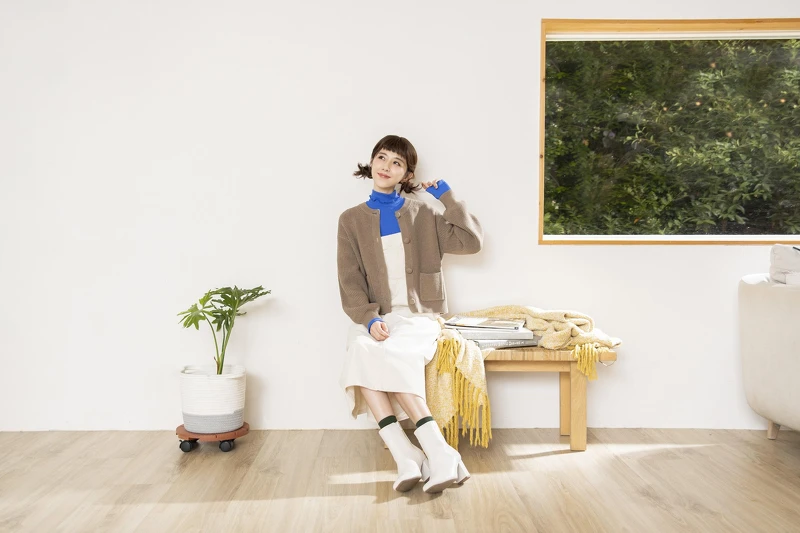 ▲GU品牌好友邵雨薇示範小資女最愛的「雙口袋短版開襟外套」穿搭,適合早晚溫差大的秋冬氣候,多種顏色穿出自信百變造型,「GU感謝祭」限定優惠價$690元。 ▲GU品牌好友邵雨薇示範小資女最愛的「雙口袋短版開襟外套」穿搭,適合早晚溫差大的秋冬氣候,多種顏色穿出自信百變造型,「GU感謝祭」限定優惠價$690元。