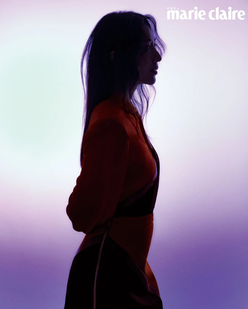 黑紅色長袖高領真絲襯衫、黑紅色羊毛裙，both by Gucci。