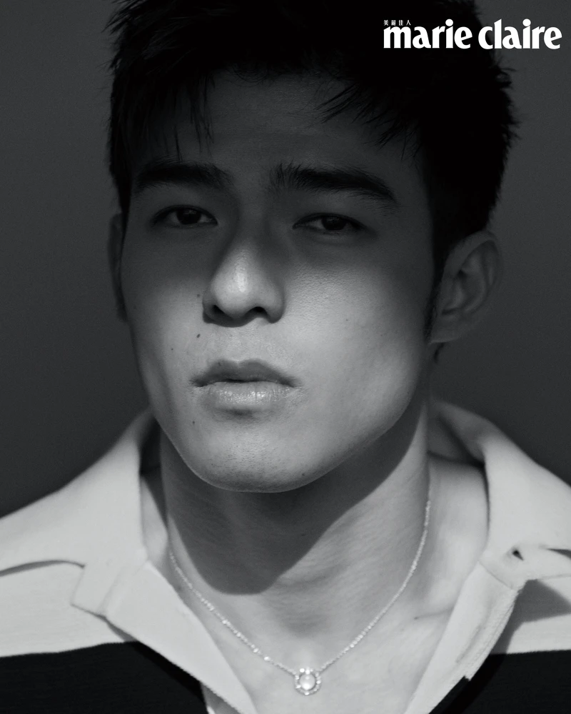 黑白條紋針織 Polo 衫 by Gucci。 Possession 系列18K玫瑰金珍珠母貝鑽石項鍊，Piaget。