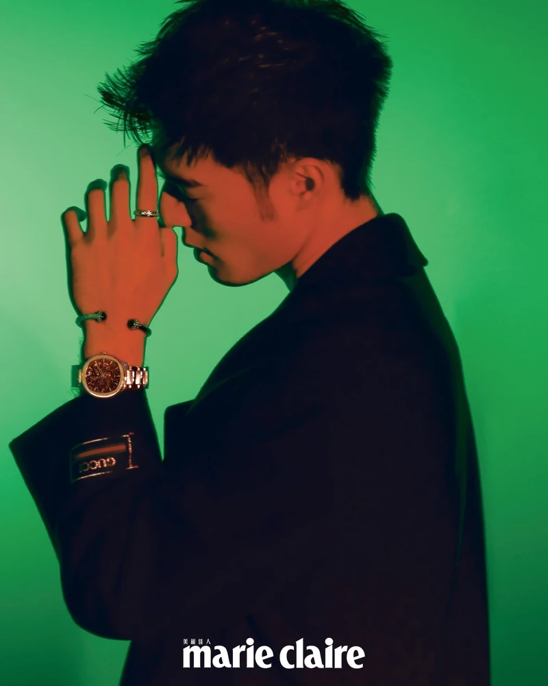 黑色翻領羊毛大衣 by Gucci。 Polo 系列孔雀綠超薄鏤空腕錶、Possession 系列18K白金宮廷式雕刻鑽石戒指、Possession 系列18K白金黑陶瓷鑽石手鐲，all by Piaget。