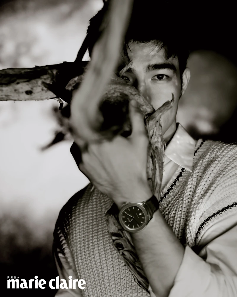 白色襯衫，Dior；米白色針織背心，Prada。Polo系列18K玫瑰金孔雀綠日期顯示腕錶，Piaget。