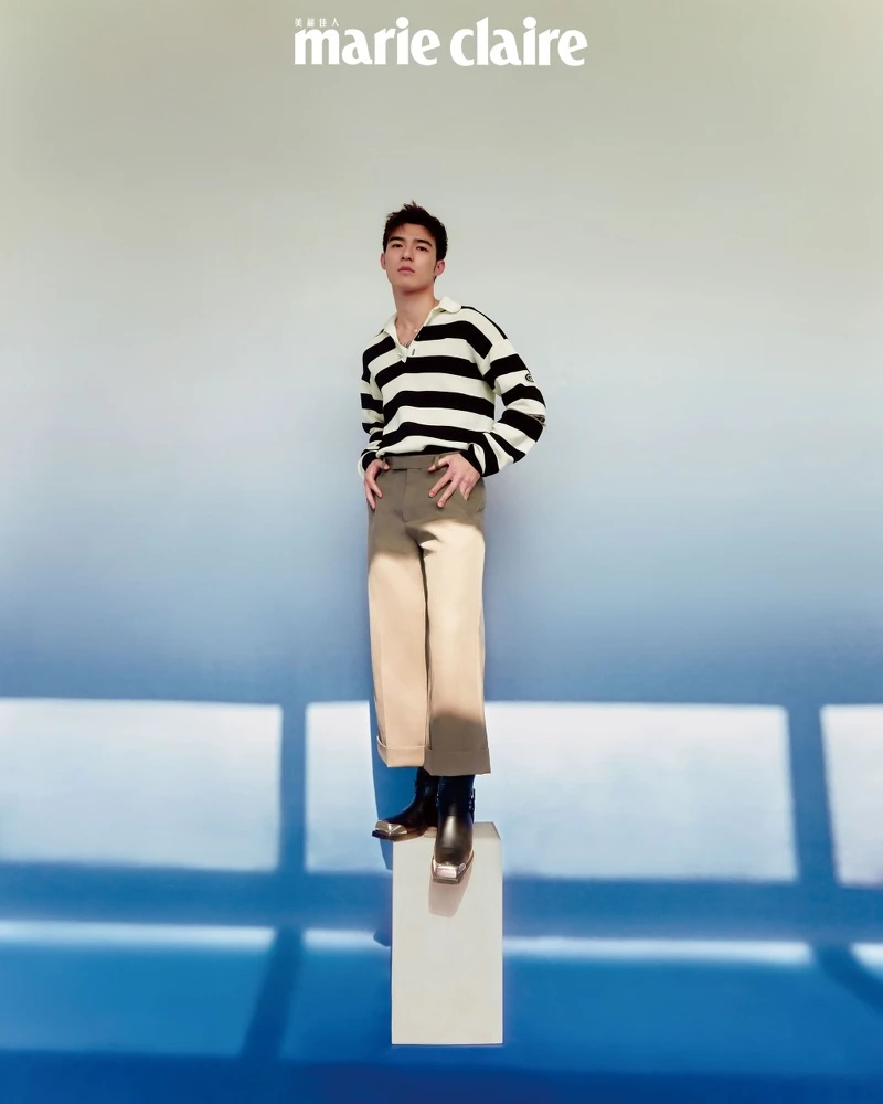 黑白條紋針織 Polo 衫、咖色羊毛長褲、黑色皮革靴，all by Gucci。 Possession 系列18K玫瑰金珍珠母貝鑽石項鍊，Piaget。