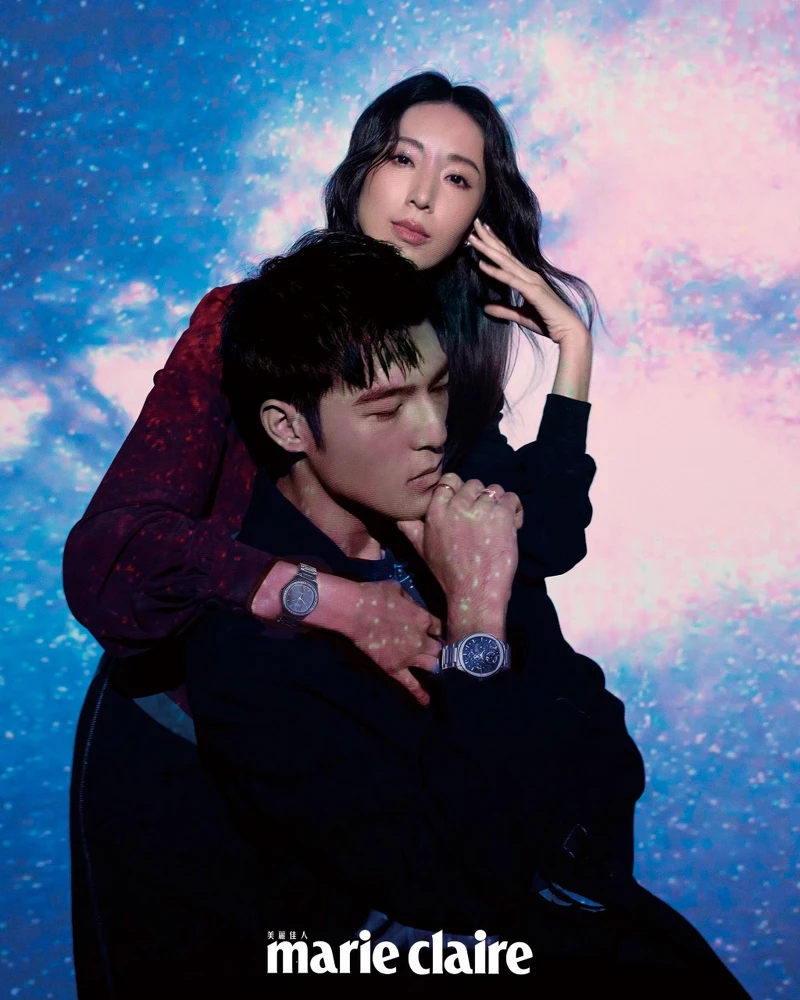 隋棠： 黑紅色長袖高領真絲襯衫、黑紅色羊毛裙，both by Gucci。 Polo 系列冰河藍日期顯示腕錶、Possession 系列18K玫瑰金宮廷式雕刻鑽石戒指、Possession 系列18K白金藍寶石鑽石耳環，all by Piaget。 陳昊森： 藍色圖樣短袖T恤、黑色羊毛長褲、黑色翻領羊毛大衣，all by Gucci。 Polo 系列孔雀綠超薄鏤空腕錶、Possession 系列18K白金宮廷式雕刻鑽石戒指、Possession 系列18K白金黑陶瓷鑽石手鐲，all by Piaget。