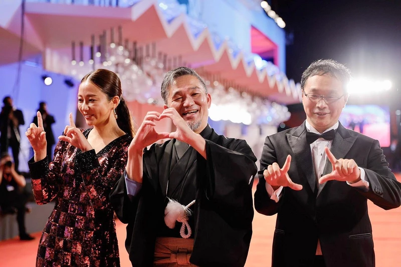 砂田原子的愛心手語更成為威尼斯紅毯焦點 砂田原子的愛心手語更成為威尼斯紅毯焦點