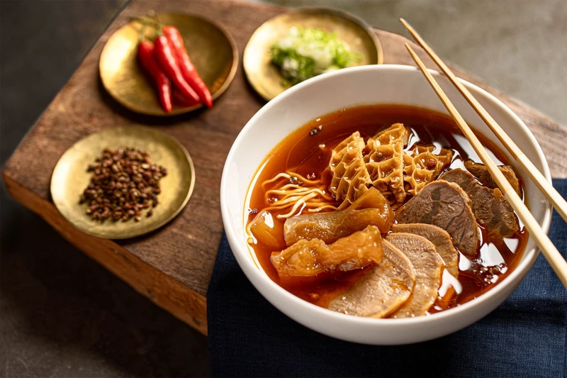 紅燒口味牛肉麵。 紅燒口味牛肉麵。