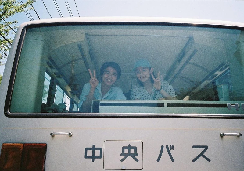 在劇中飾演野口也英爸爸的井浦新,為八木莉可子和木戶大聖拍攝的爸爸愛的視角照片。 在劇中飾演野口也英爸爸的井浦新,為八木莉可子和木戶大聖拍攝的爸爸愛的視角照片。