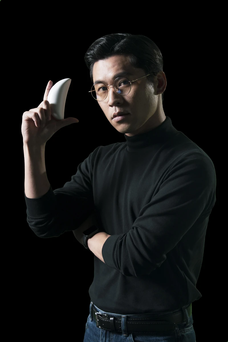 《聖筊》中一段黃迪揚拍「BWEI」的廣告，神來一筆讓觀眾笑到長腹肌