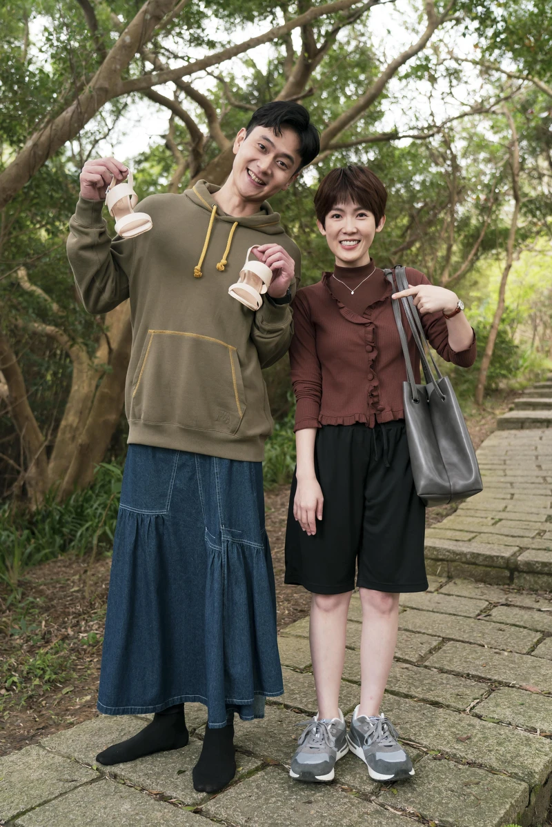 《聖筊》劉冠廷和孫可芳去爬山，他自告奮勇把身上的運動褲、運動鞋給對方，自己換上裙子且赤腳上山