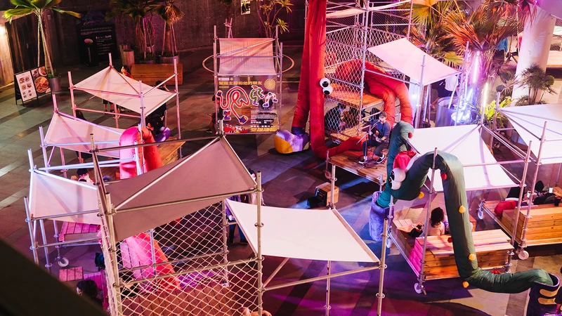 13隻「聖誕主腳」可自由變形穿梭PARK2,最長腳色達25公尺。 13隻「聖誕主腳」可自由變形穿梭PARK2,最長腳色達25公尺。