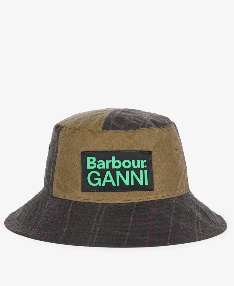 Barbour x GANNI 油布漁夫帽,NT2,600。 Barbour x GANNI 油布漁夫帽,NT2,600。