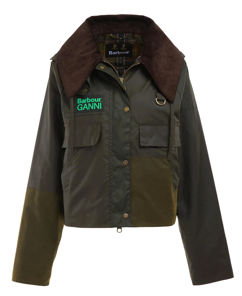 Barbour x GANNI - Spey 短版油布外套,NT22,000。 Barbour x GANNI - Spey 短版油布外套,NT22,000。