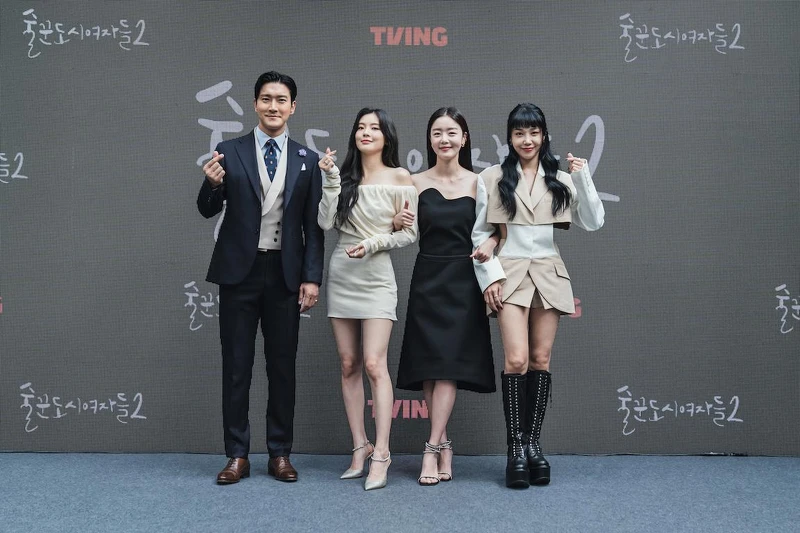 由左至右:崔始源、李先彬、韓善伙、鄭恩地 由左至右:崔始源、李先彬、韓善伙、鄭恩地