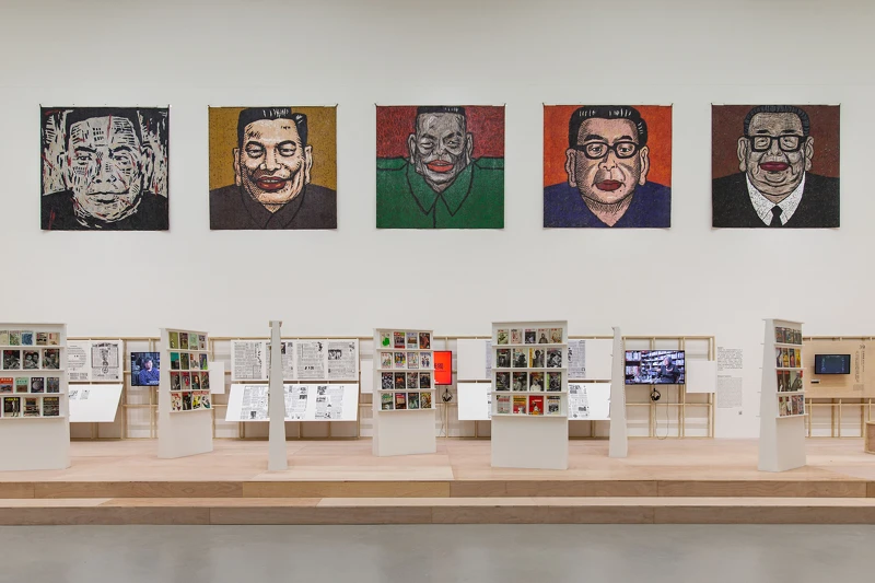 「狂八〇：跨領域靈光出現的時代」展場一景，吳天章《蔣經國的五個時期》，油彩、合成皮革，239 × 246公分 × 5，1989，臺北市立美術館典藏