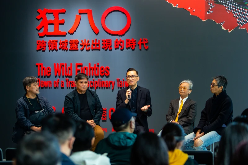 攝影家劉振祥、策展人黃建宏及王俊傑、藝術家李銘盛、導演王耿瑜(左至右)