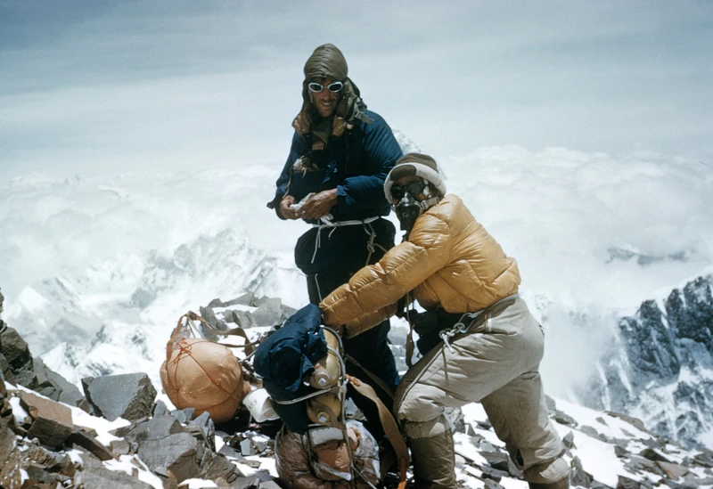 艾德蒙・希拉里爵士（Sir Edmund Hillary）和丹星・諾基（Tenzing Norgay）攀登珠穆朗瑪峰期間