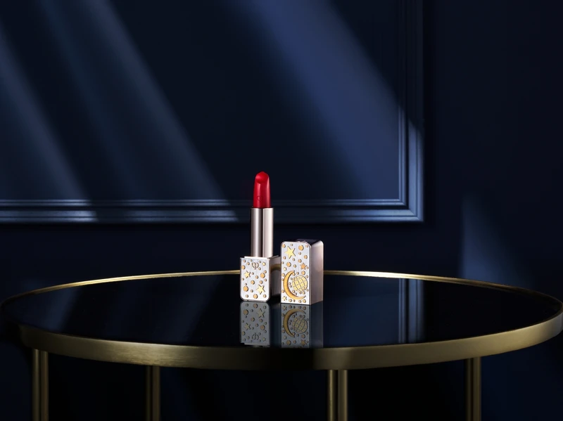 肌膚之鑰40週年高級訂製珠寶系列奢潤唇膏情境。