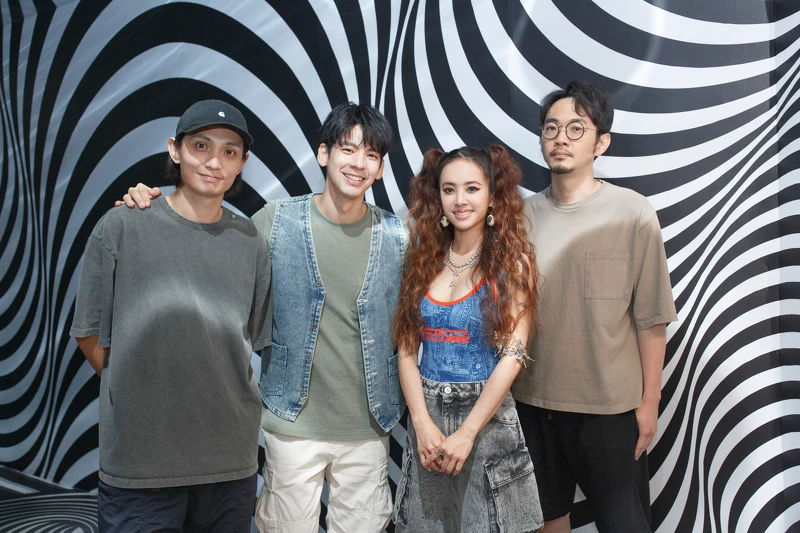 導演程偉豪(右起)新片《關於我和鬼變成家人的那件事》邀蔡依林創作主題曲〈親愛的對象〉,她也與林柏宏合拍由由導演殷振豪執導的歌曲MV 導演程偉豪(右起)新片《關於我和鬼變成家人的那件事》邀蔡依林創作主題曲〈親愛的對象〉,她也與林柏宏合拍由由導演殷振豪執導的歌曲MV