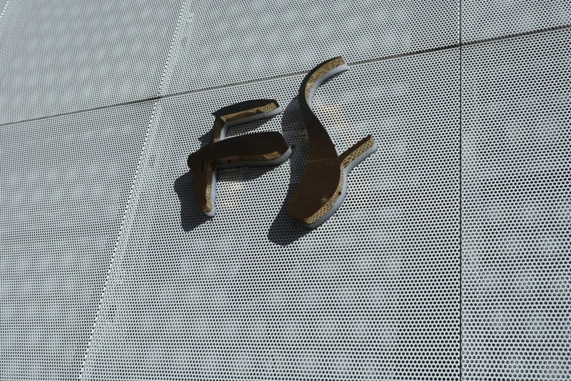 外觀材質為純白色穿孔金屬板。 外觀材質為純白色穿孔金屬板。