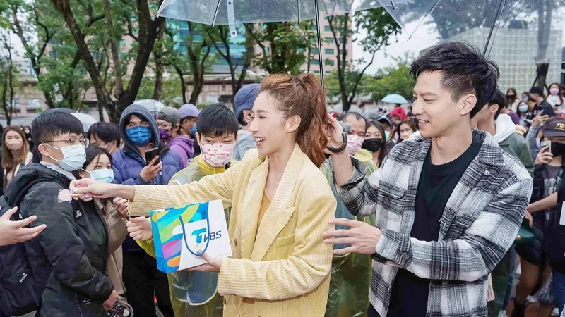 《加油喜事》演員楊晴、鄒承恩快閃發喜糖。圖/TVBS 《加油喜事》演員楊晴、鄒承恩快閃發喜糖。圖/TVBS