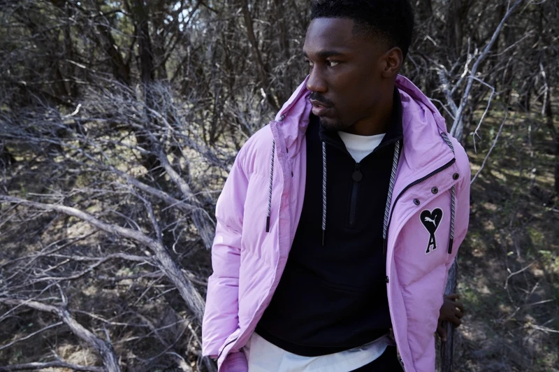 AMI系列科技羽絨外套，$13,580、AMI系列長厚連帽T恤，$5,080