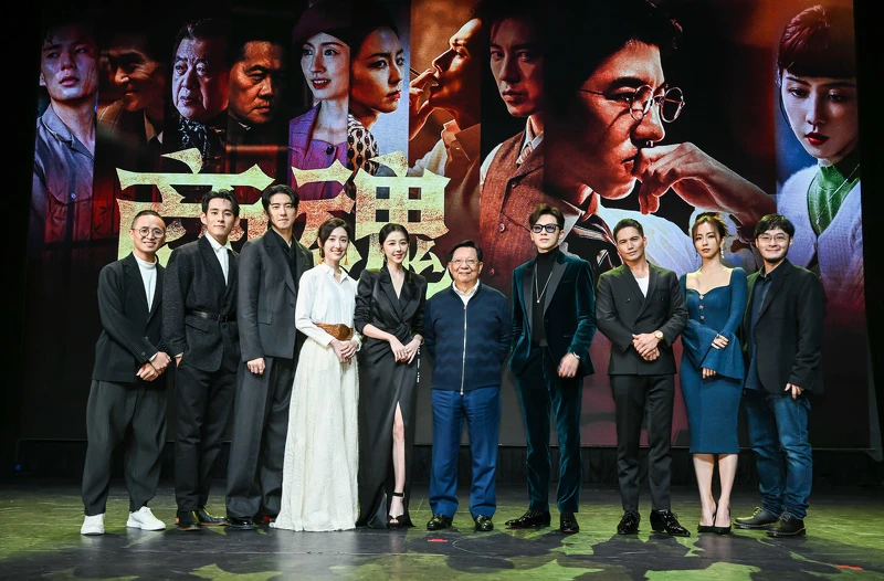 林燈之子林孝信與演員們大合照,藉《商魂》講出自己父親林燈的故事 林燈之子林孝信與演員們大合照,藉《商魂》講出自己父親林燈的故事