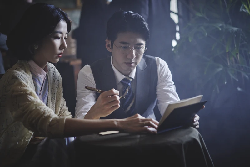 傅孟柏(右)與邵雨薇在《商魂》飾演夫妻,共度生意戰場中的各種難關 傅孟柏(右)與邵雨薇在《商魂》飾演夫妻,共度生意戰場中的各種難關