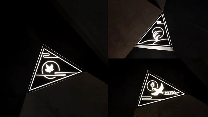 連結大廳與梯廳的「洞穴走道」綴有楓葉、小米、藍鵲圖騰,背景音樂還是踩樹葉及搗小米聲 連結大廳與梯廳的「洞穴走道」綴有楓葉、小米、藍鵲圖騰,背景音樂還是踩樹葉及搗小米聲