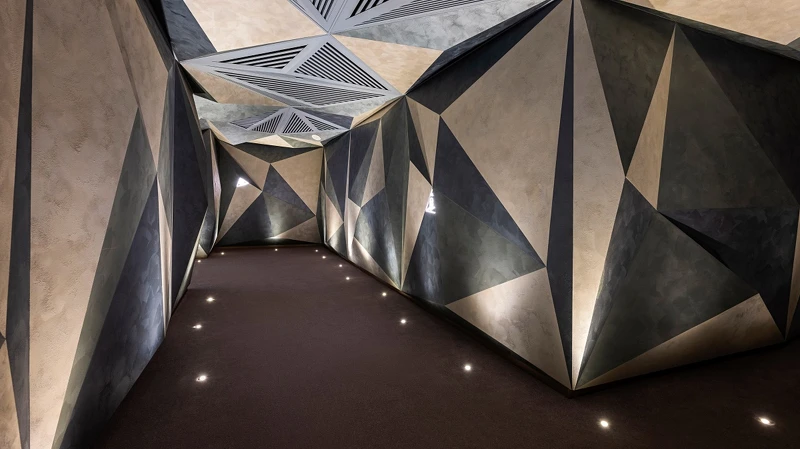 連結大廳與梯廳的「洞穴走道」 連結大廳與梯廳的「洞穴走道」