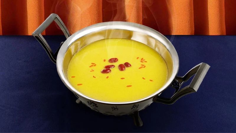 這一鍋皇室秘藏鍋物新菜「金澄膠妍湯」以玉米雞淬鍊並搭配金華火腿和蔬果精燉。