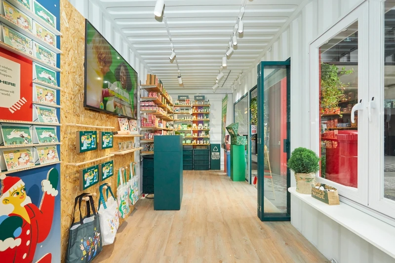 THE BODY SHOP英倫概念店- 2023年未來店型以「循環再生」為核心,店內將大量使用可回收材料,如運用回收木材和部分回收塑膠製造。 THE BODY SHOP英倫概念店- 2023年未來店型以「循環再生」為核心,店內將大量使用可回收材料,如運用回收木材和部分回收塑膠製造。