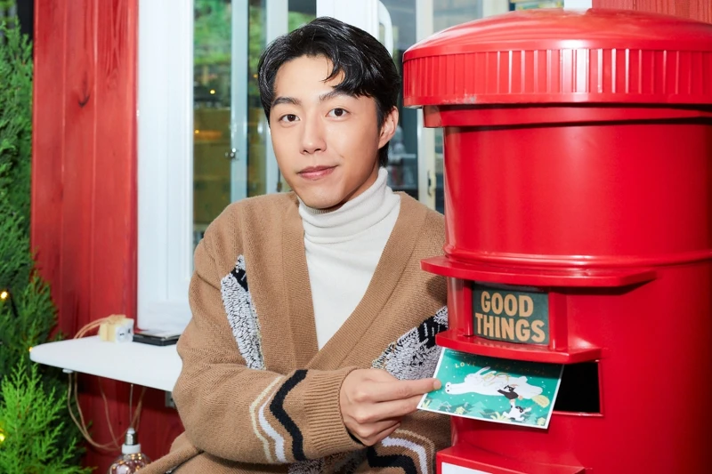 THE BODY SHOP英式郵筒週末提供現場郵寄服務,品牌好友蔡凡熙提早將聖誕祝福寄出去。 THE BODY SHOP英式郵筒週末提供現場郵寄服務,品牌好友蔡凡熙提早將聖誕祝福寄出去。