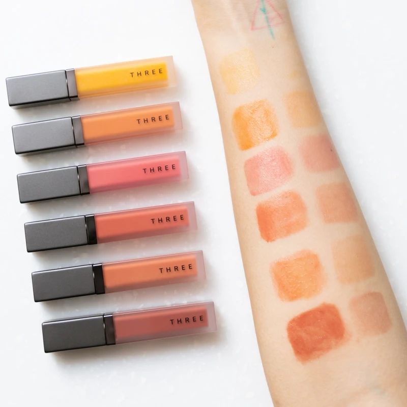 THREE魅光柔采唇漾試色。