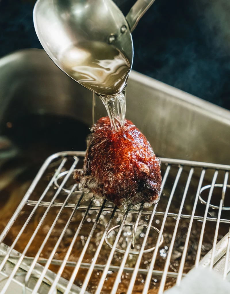 特別運用上中式料理才出現的「油淋技巧」。 特別運用上中式料理才出現的「油淋技巧」。