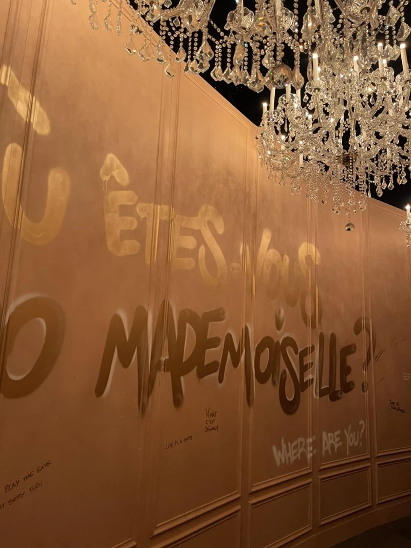 在摩登COCO專區詩意浪漫的迴廊,彷彿將跟隨一位神秘女郎的腳步前進,令人眩目的隧道吞噬了感官,進入互動展區從一連串提示中理出頭緒。 在摩登COCO專區詩意浪漫的迴廊,彷彿將跟隨一位神秘女郎的腳步前進,令人眩目的隧道吞噬了感官,進入互動展區從一連串提示中理出頭緒。