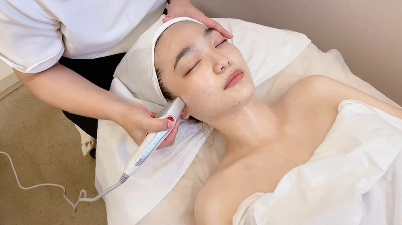 伊麗莎白雅頓艾地苯超智慧逆齡頂級光波嫩顏訂製課程當中使用的微型奈米熱美肌導入儀。