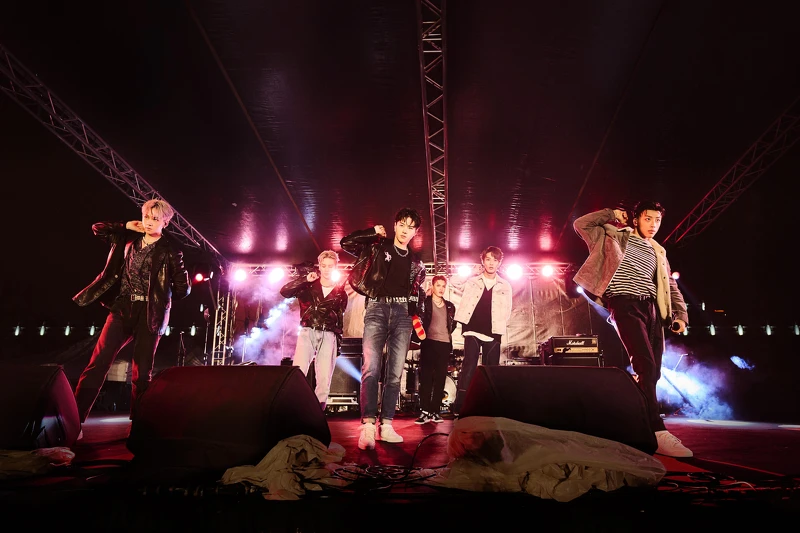 Ozone受邀擔任北一女中校慶舞會演唱嘉賓，在中正紀念堂演出，這也是他們第一次在校園演唱會登場，就受到向來以校唱精彩出名的北一女邀請