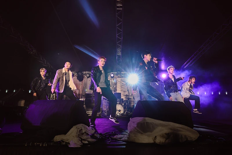 北一女中校慶舞會演出當天滿滿的學生粉絲擠爆中正紀念堂的民主大道，數千名學生不畏風雨和寒流來襲，穿著雨衣依然拿著Ozone應援燈牌為他們熱情歡呼