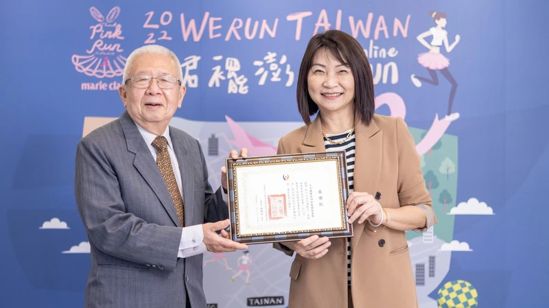 (左)台灣癌症臨床研究發展基金會董事長陳博明,(右)Marie Claire美麗佳人社長暨編輯總監胡玲玲。 (左)台灣癌症臨床研究發展基金會董事長陳博明,(右)Marie Claire美麗佳人社長暨編輯總監胡玲玲。