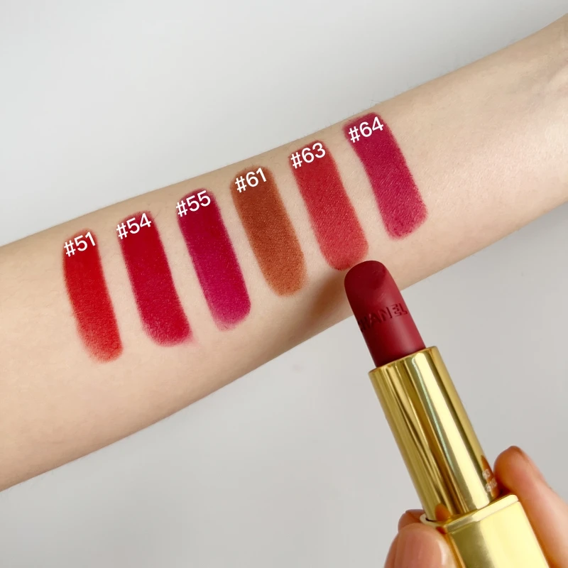 香奈兒超炫耀的絲絨唇膏手部試色。 香奈兒超炫耀的絲絨唇膏手部試色。
