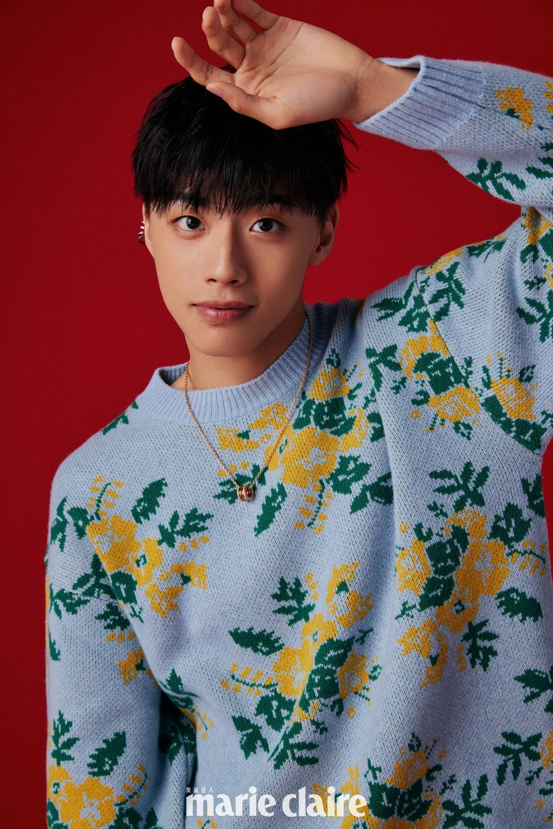 文廷／印花針織衫、卡其工裝褲、黑色厚底皮靴，all by Kenzo；B.zero1系列玫瑰金鑲鑽項鍊、Serpenti Viper系列耳骨夾、Serpenti Viper系列玫瑰金鑽石戒指，all by BVLGARI