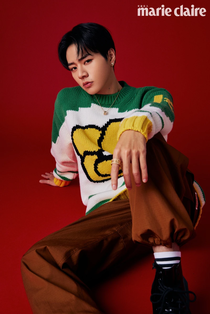 佳辰／印花針織毛衣、棕色工裝褲、黑色皮革短靴，all by Kenzo；B.zero1 Rock系列黃K金鑲鑽項鍊、B.zero1 Rock系列黃K金四環鑲鑽戒指、Serpenti系列孔雀石與鑽石耳環，all by BVLGARI